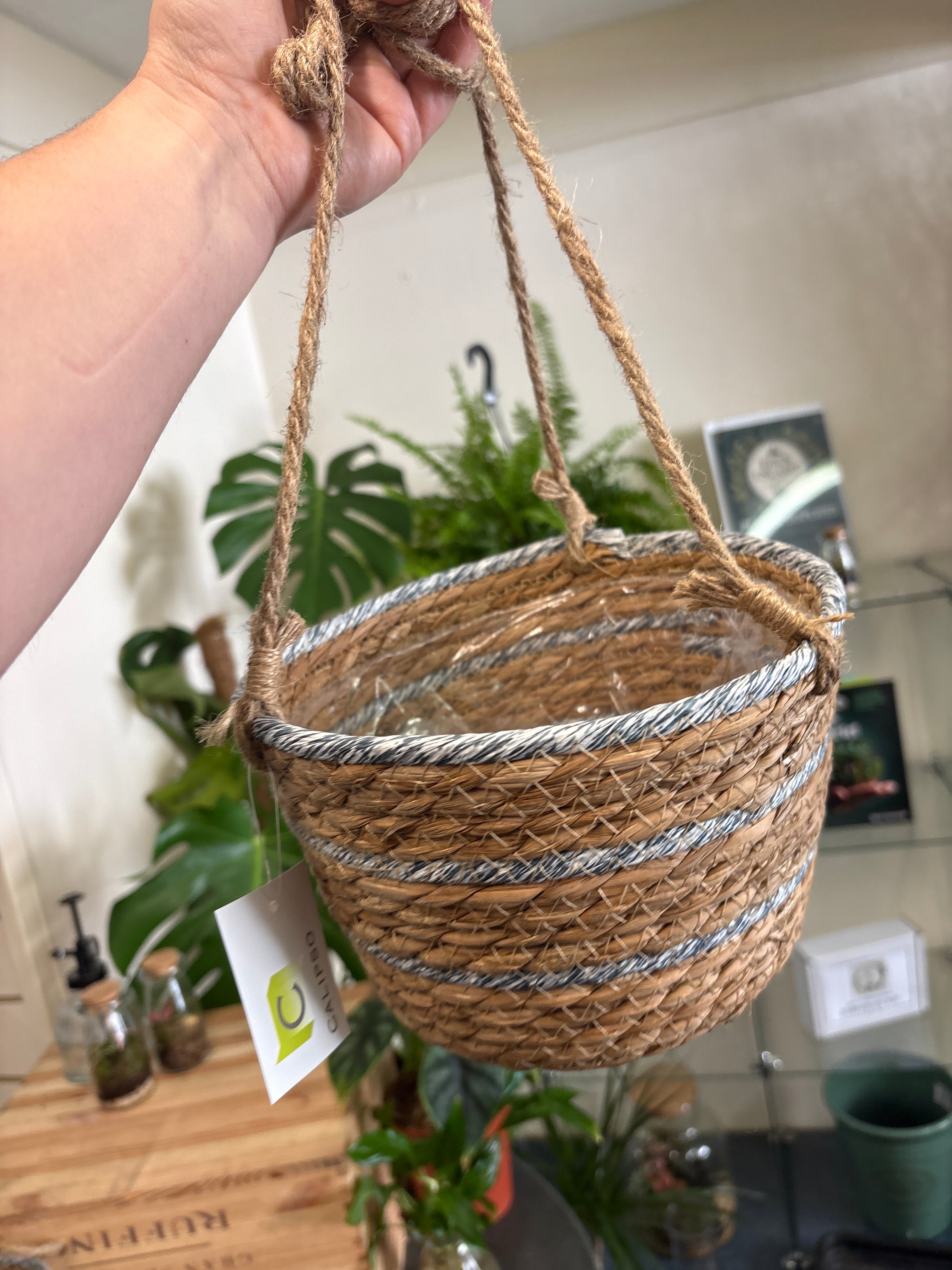 Hanging reed backet